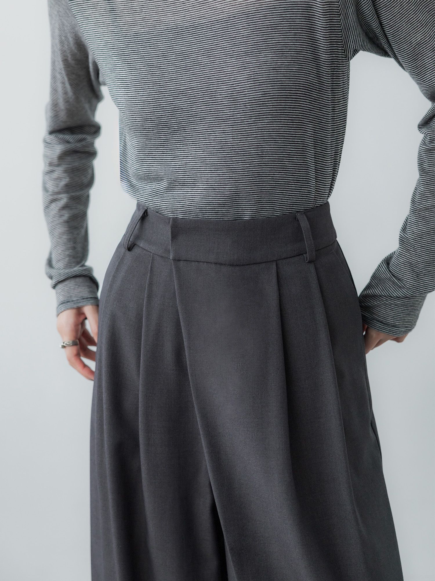 アシンメトリーツータックパンツ