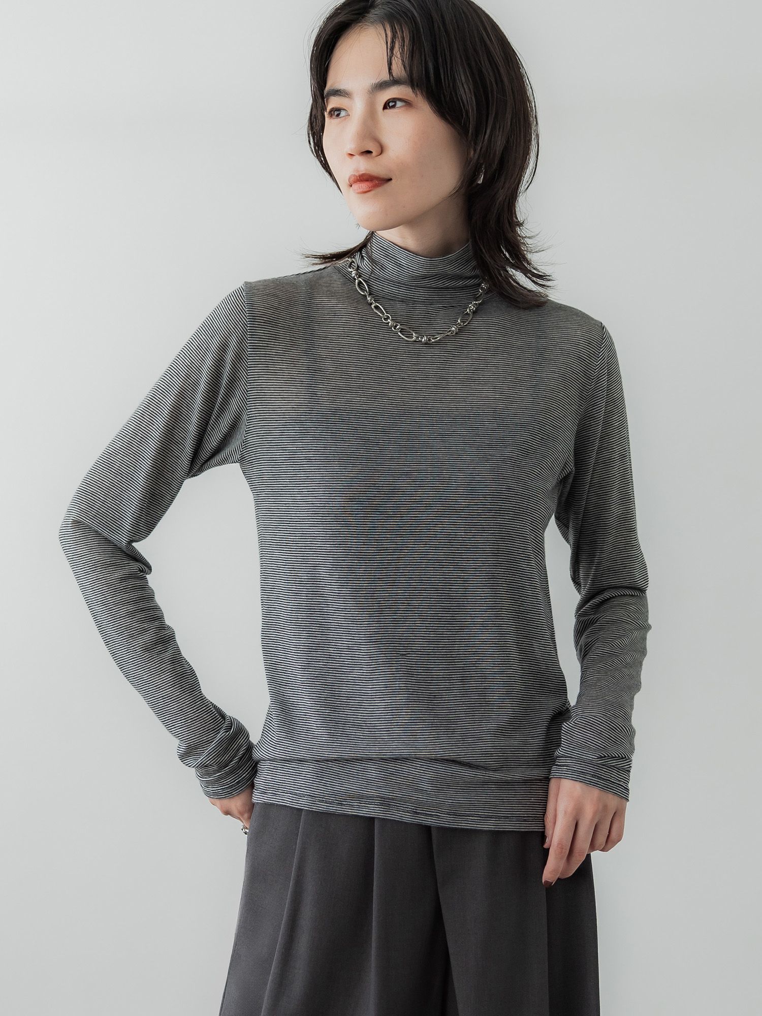 シルクブレンドハイネックトップス