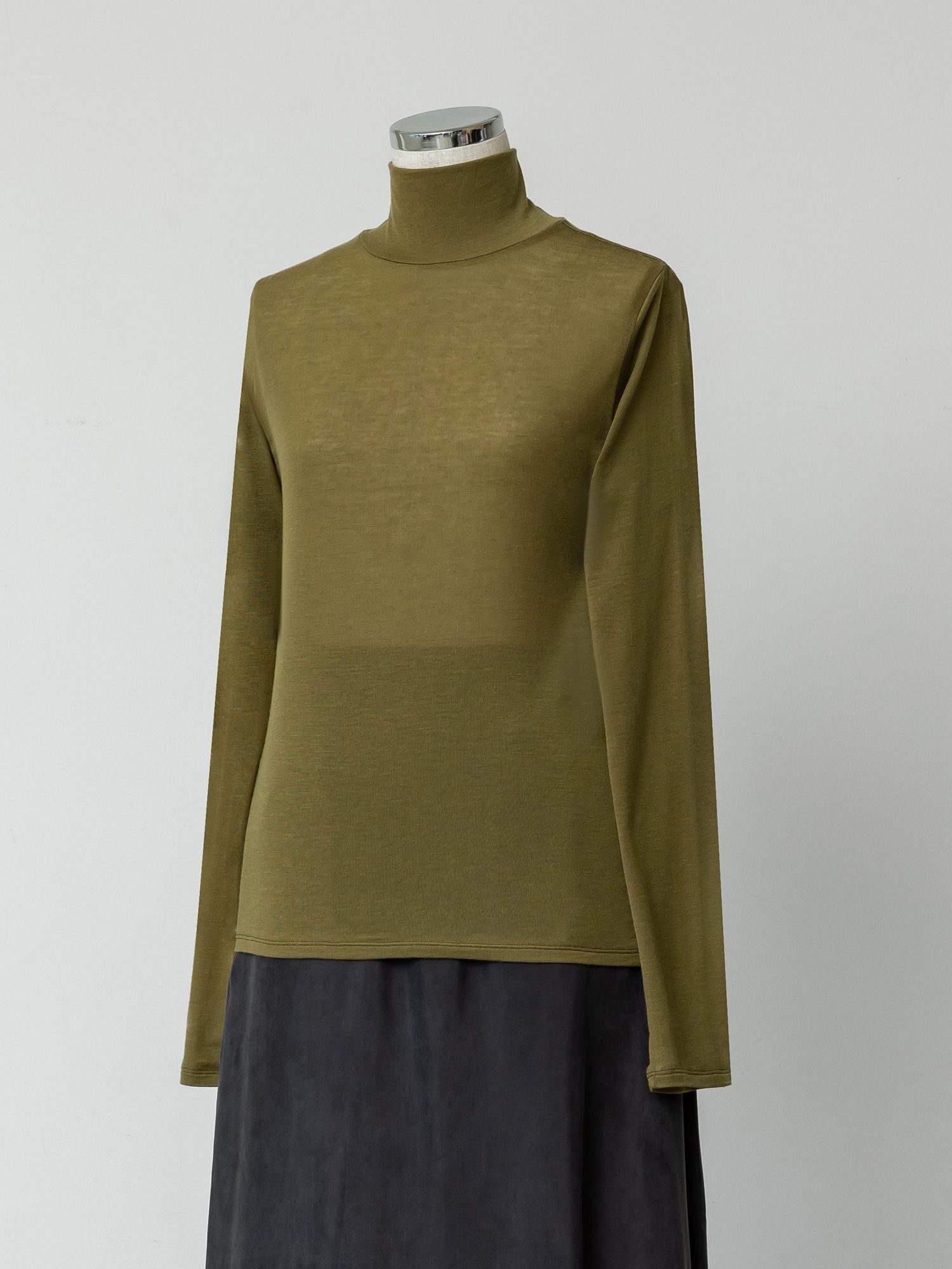 シルクブレンドハイネックトップス