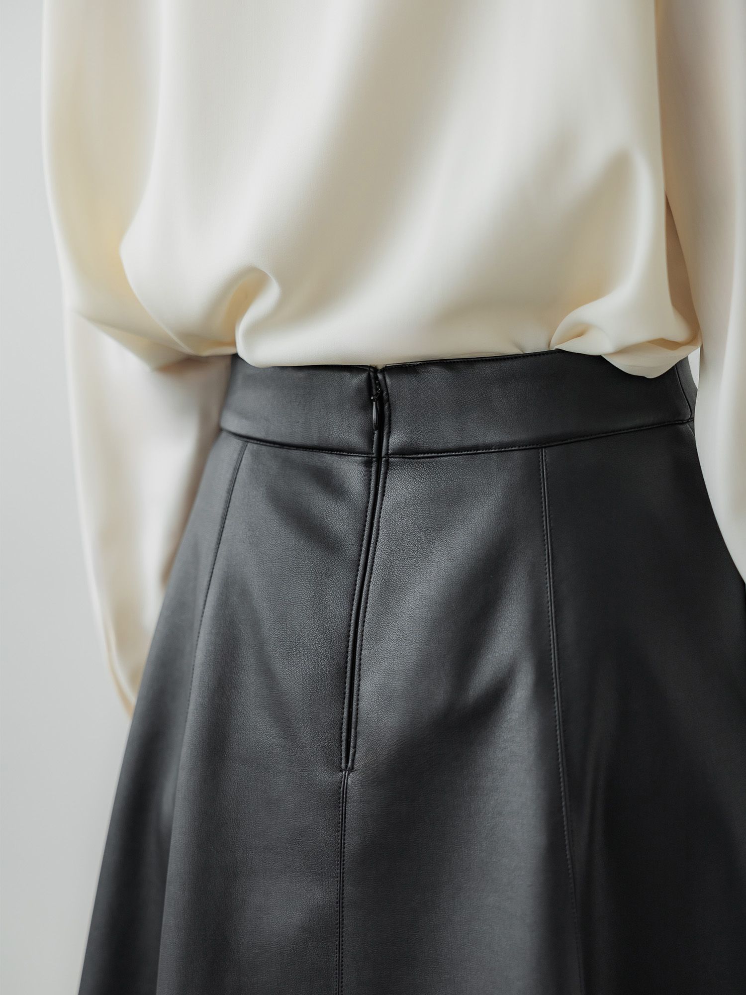 フェイクレザードレープスカート