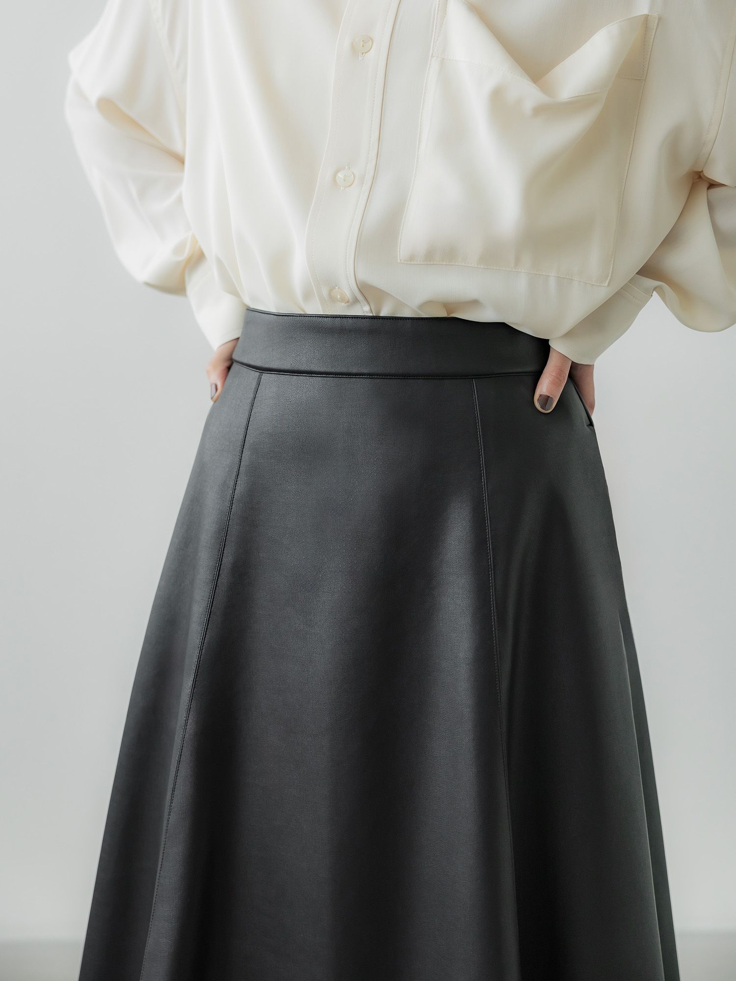フェイクレザードレープスカート