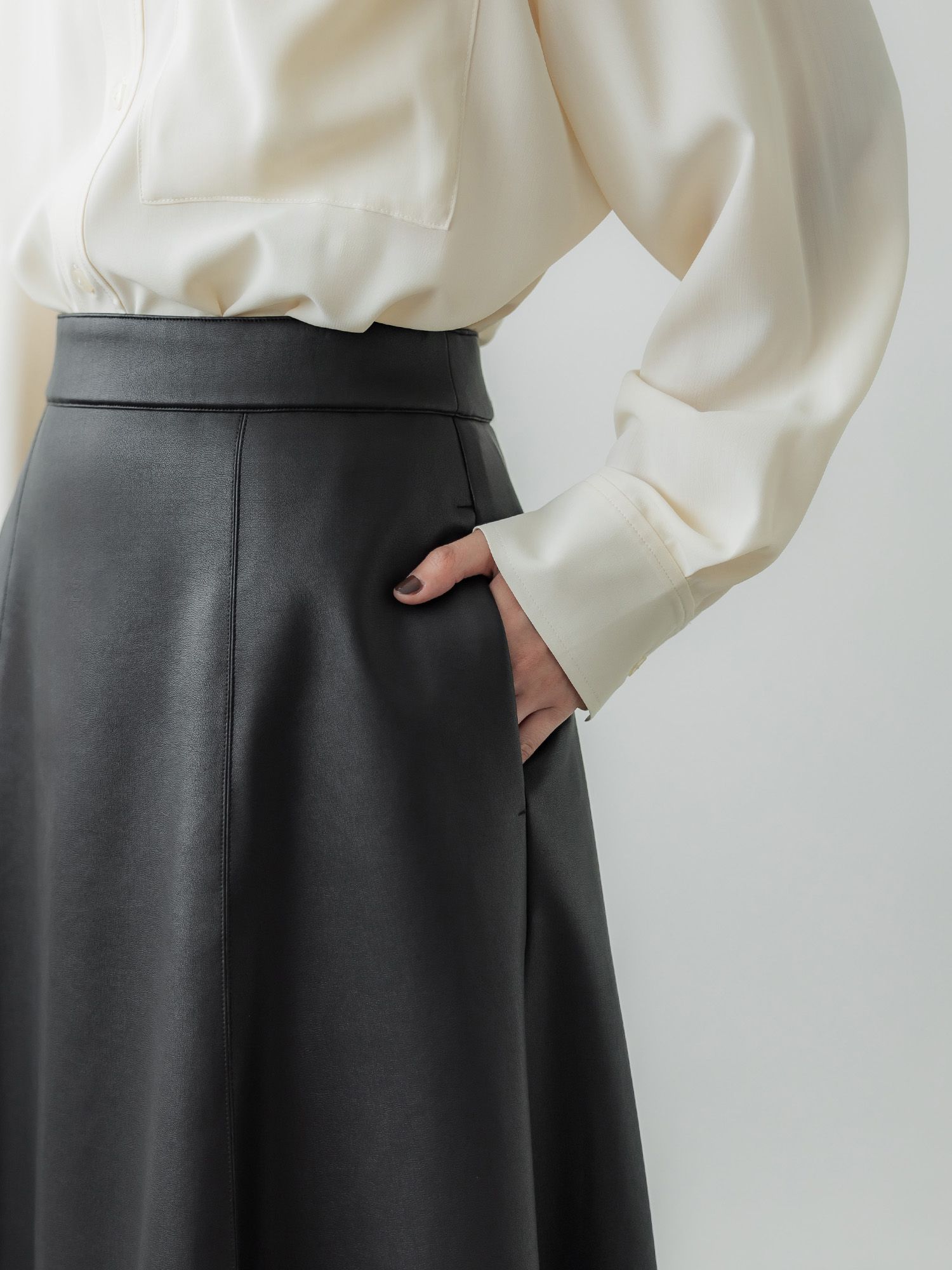 フェイクレザードレープスカート