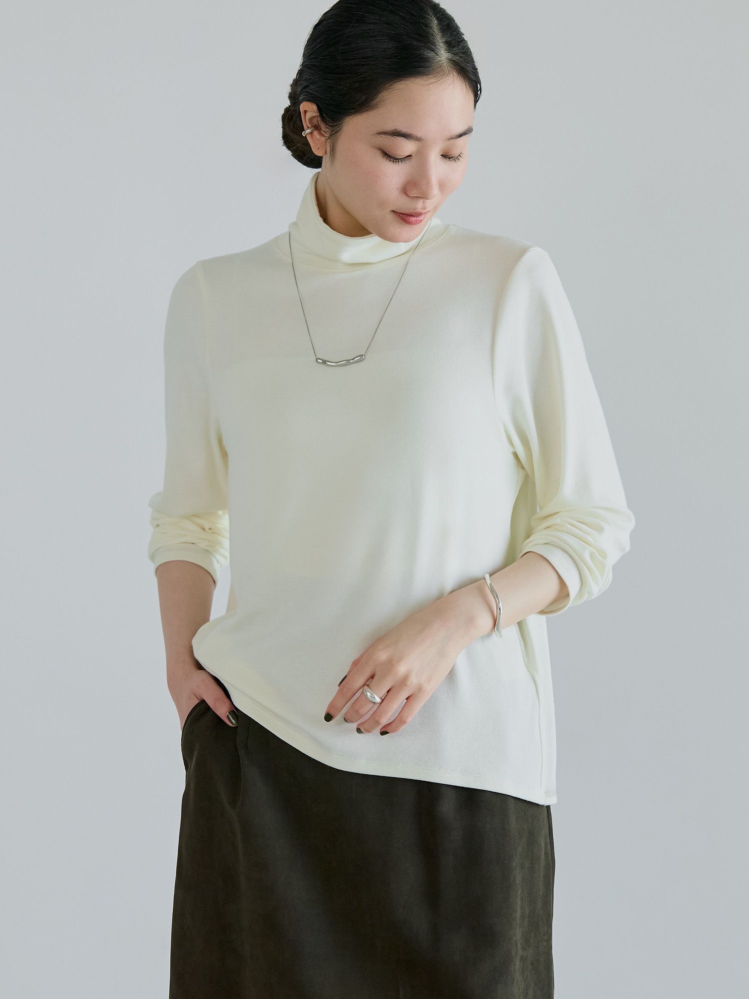 バックドロストハイネックトップス