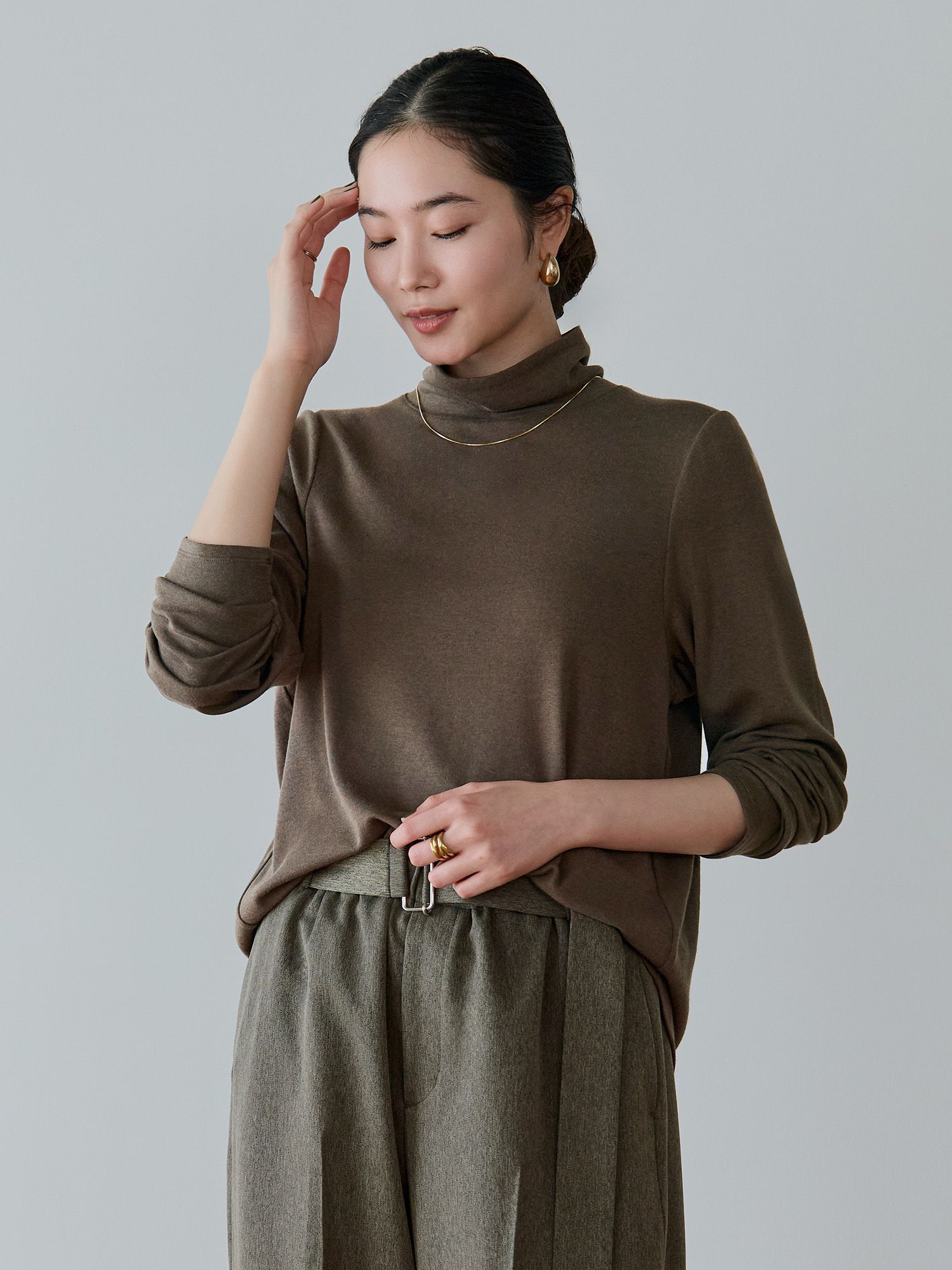 バックドロストハイネックトップス