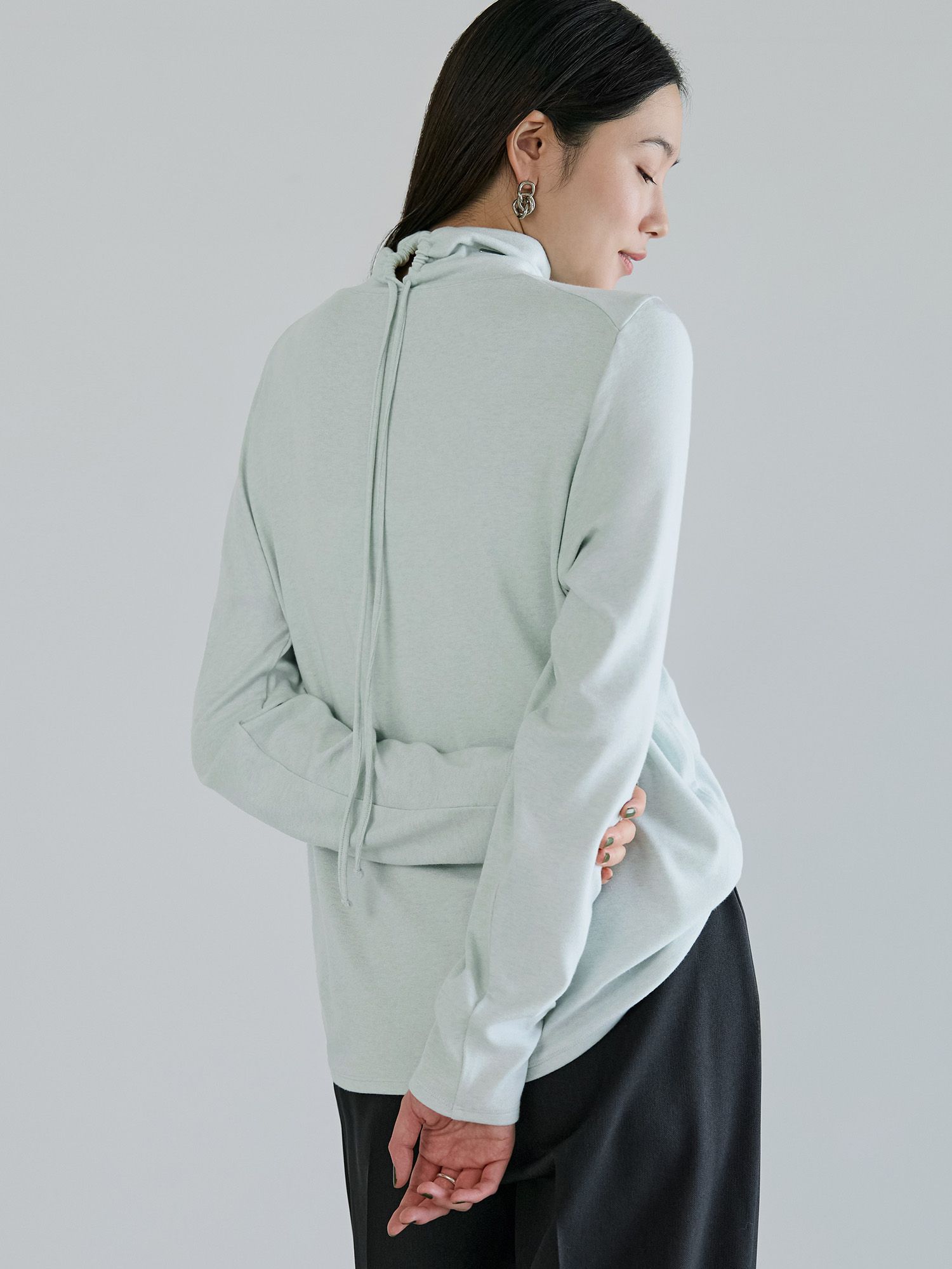 バックドロストハイネックトップス