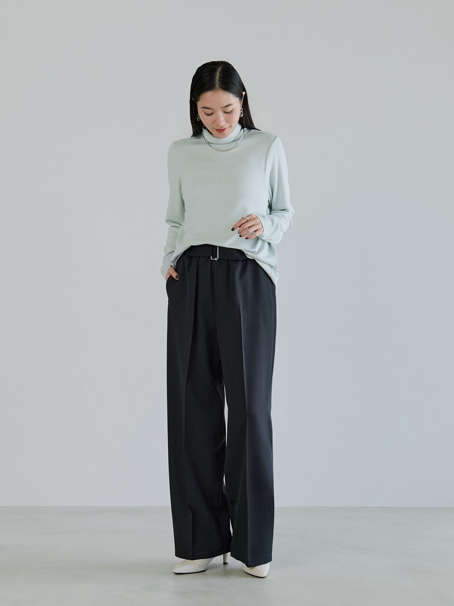 バックドロストハイネックトップス