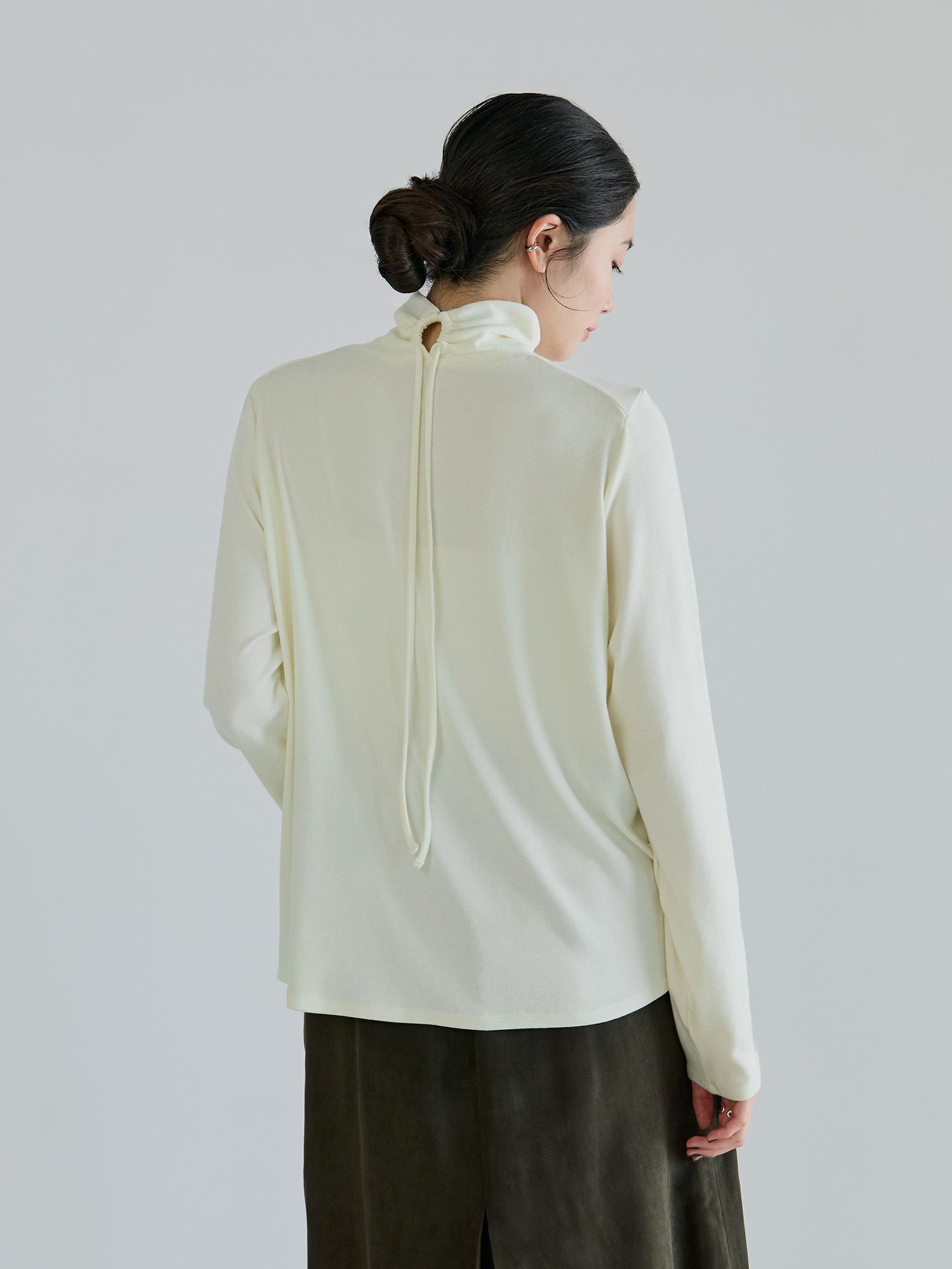 バックドロストハイネックトップス