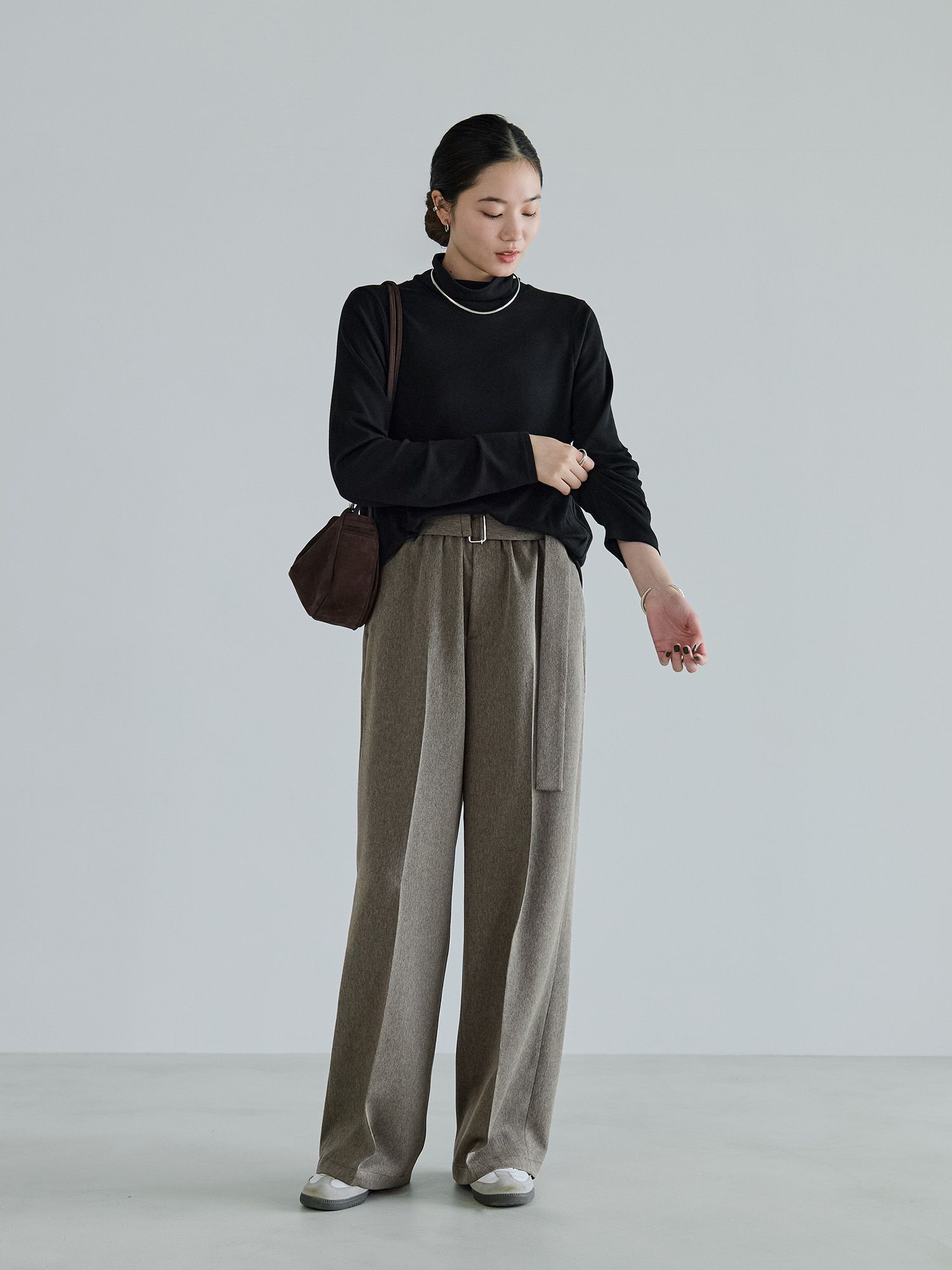 バックドロストハイネックトップス