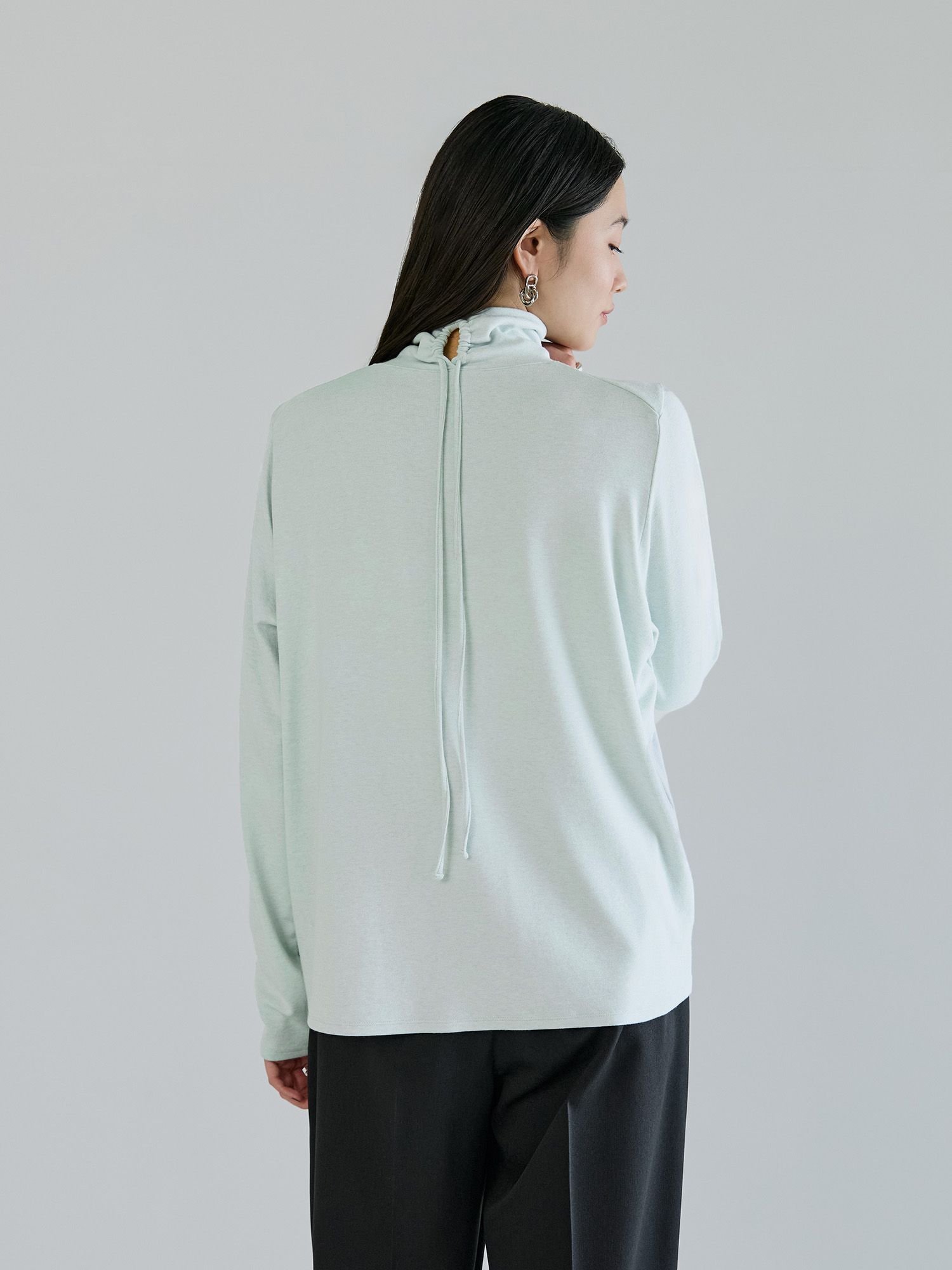 バックドロストハイネックトップス