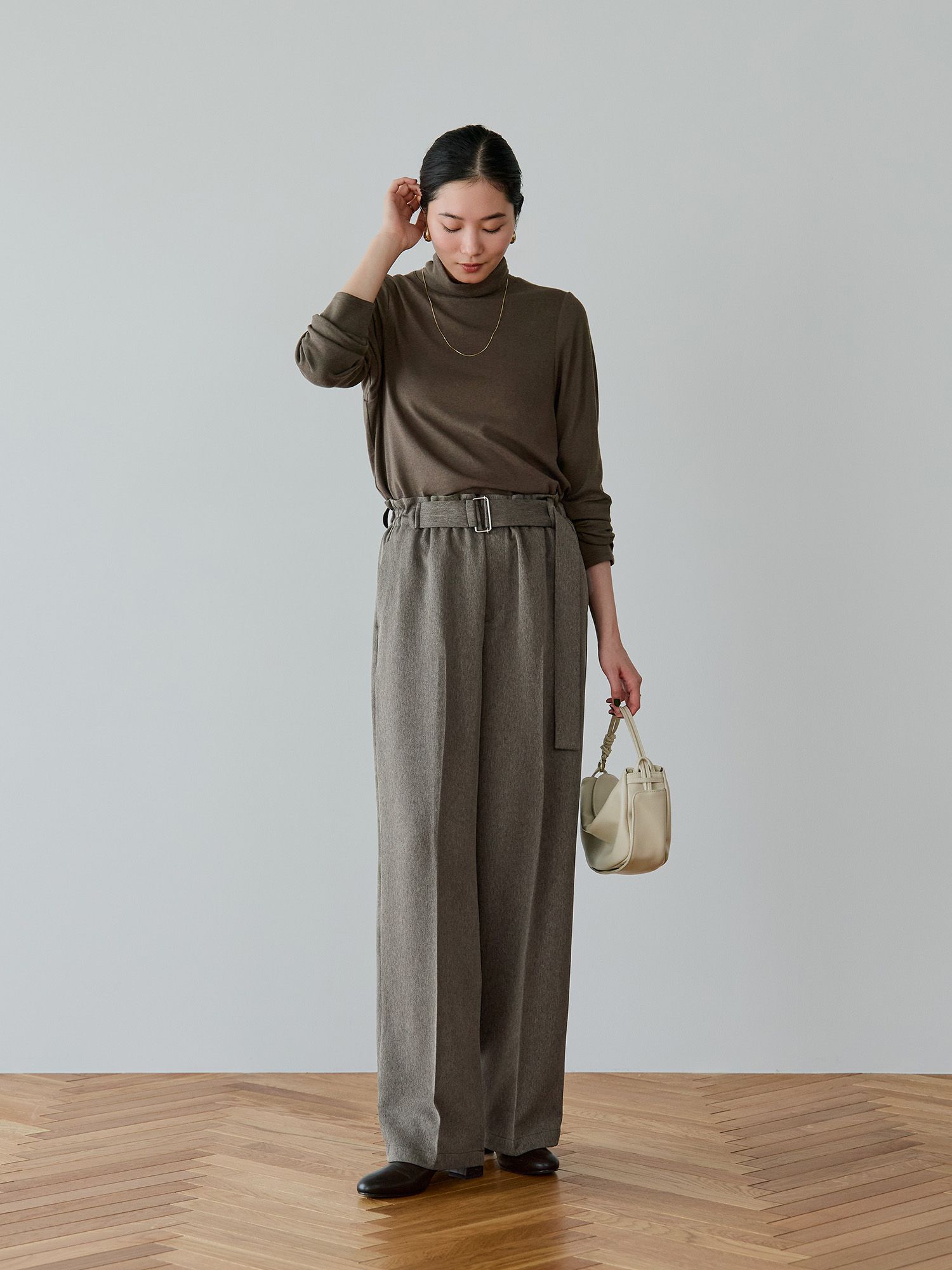 バックドロストハイネックトップス