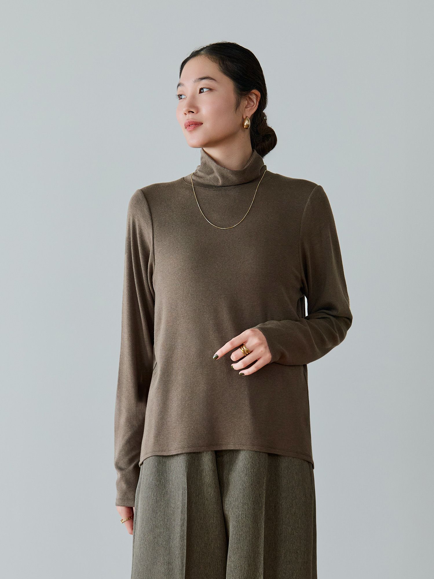 バックドロストハイネックトップス