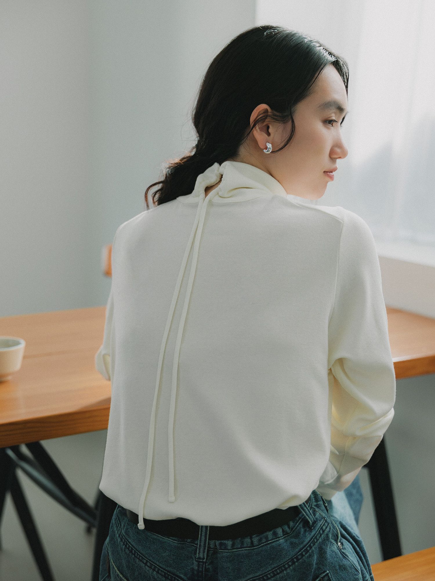 バックドロストハイネックトップス