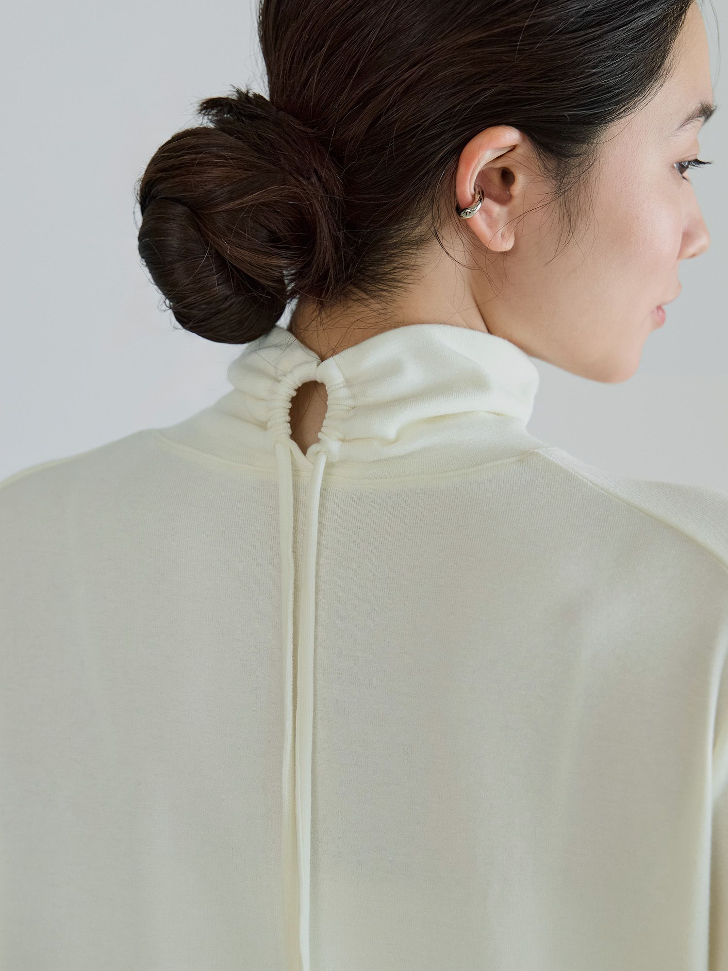 バックドロストハイネックトップス