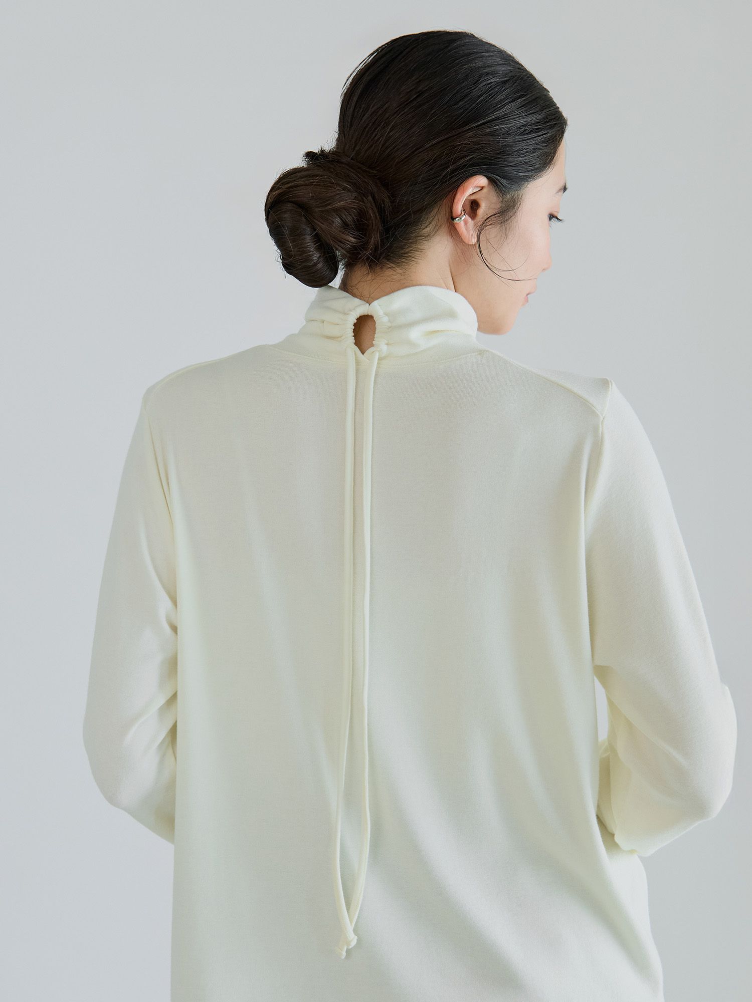 バックドロストハイネックトップス