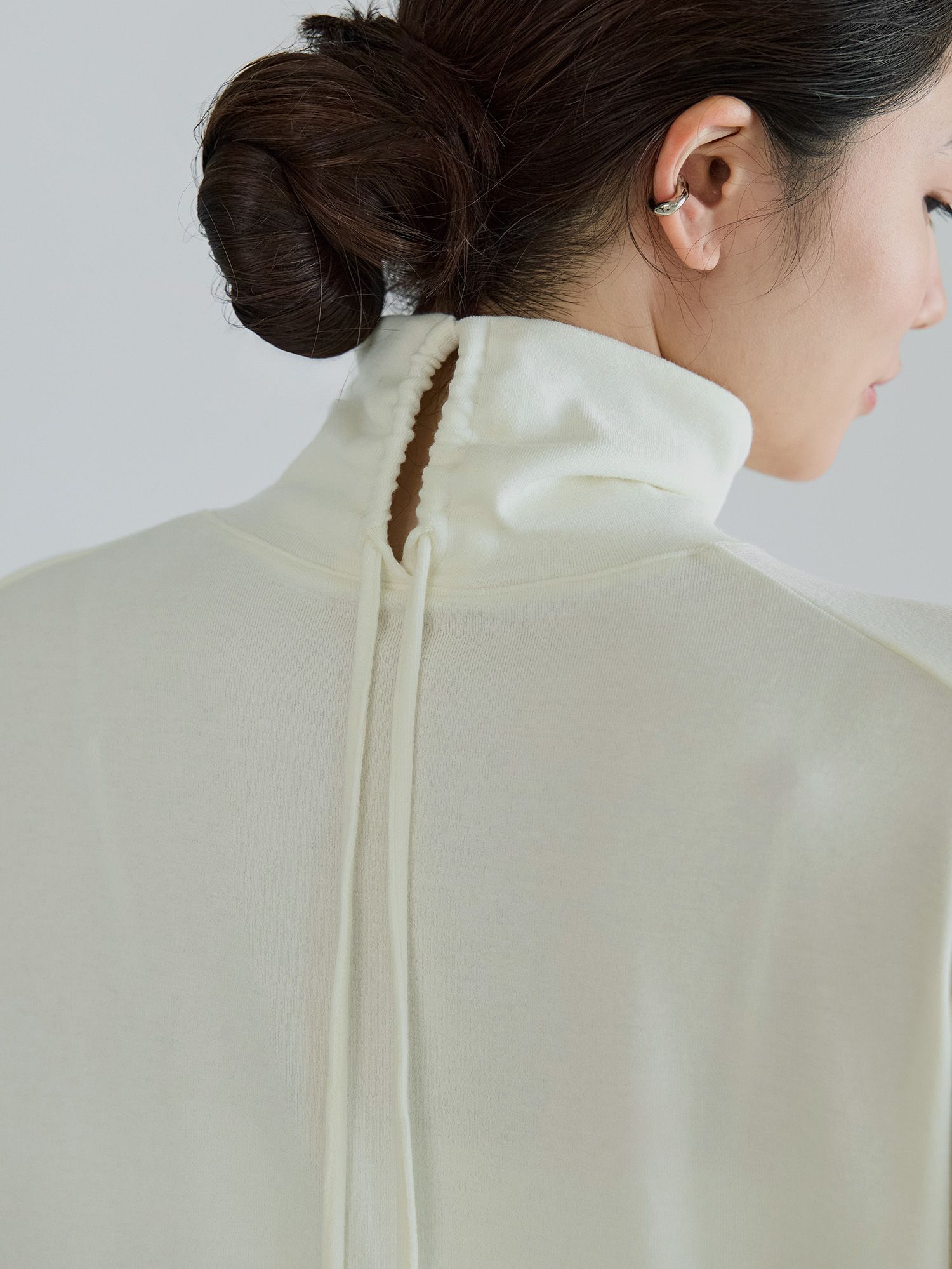 バックドロストハイネックトップス