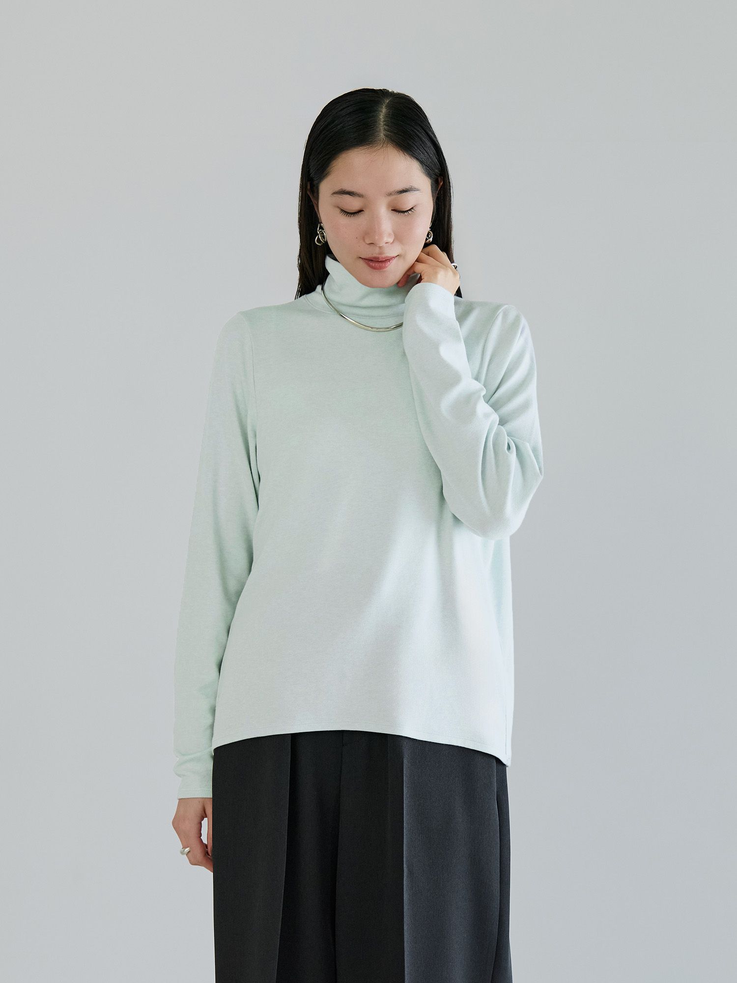 バックドロストハイネックトップス