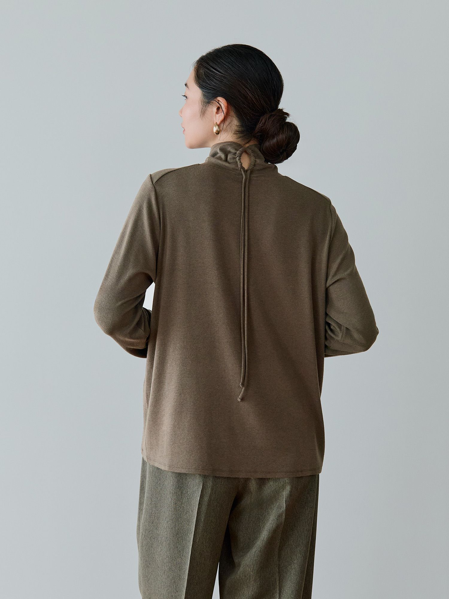 バックドロストハイネックトップス