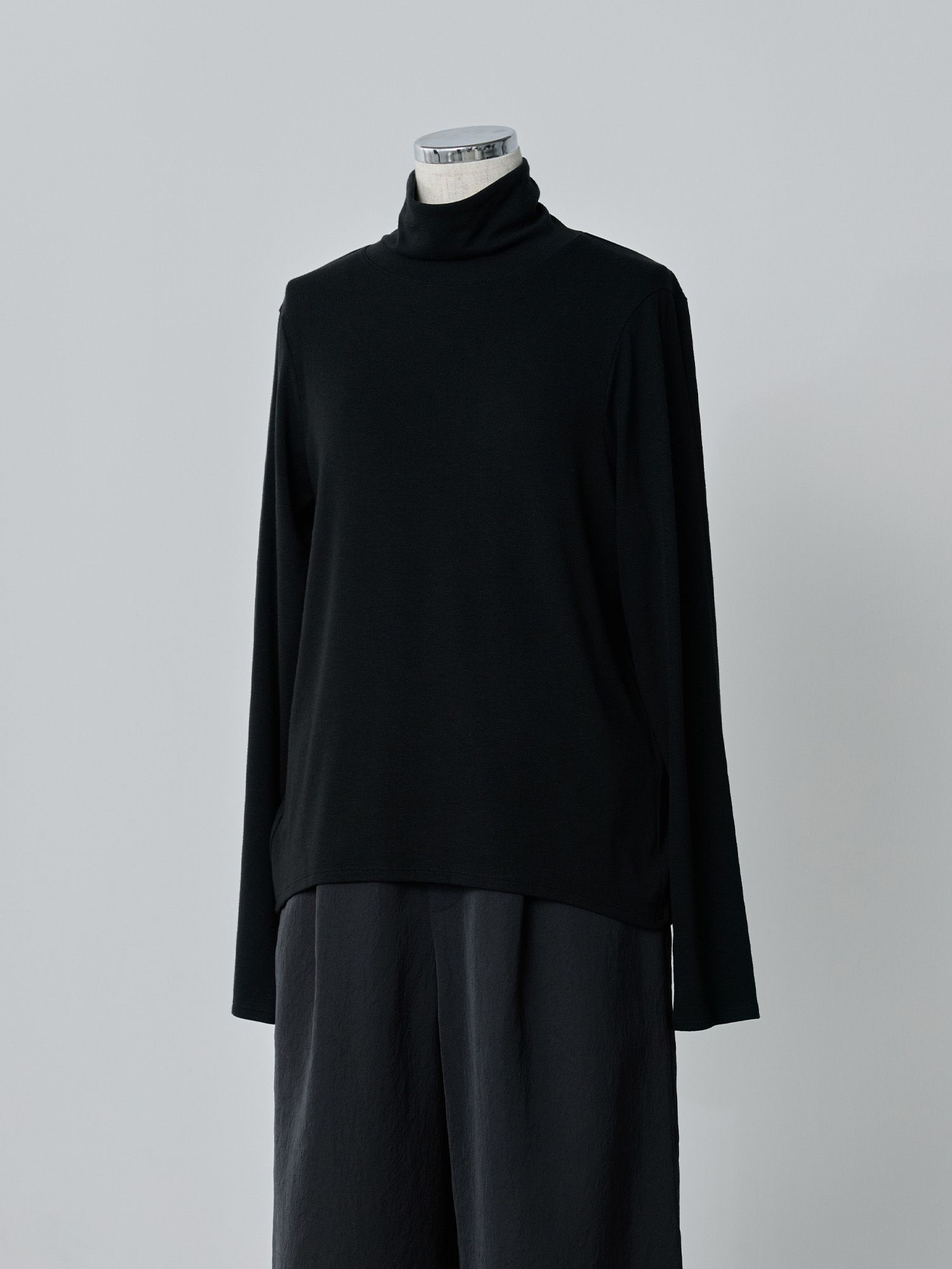 バックドロストハイネックトップス