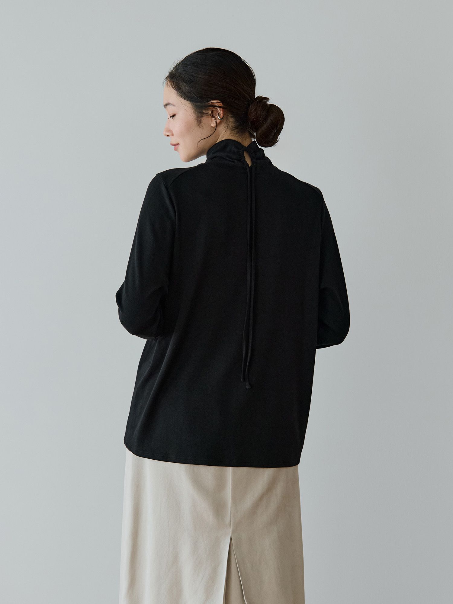 バックドロストハイネックトップス