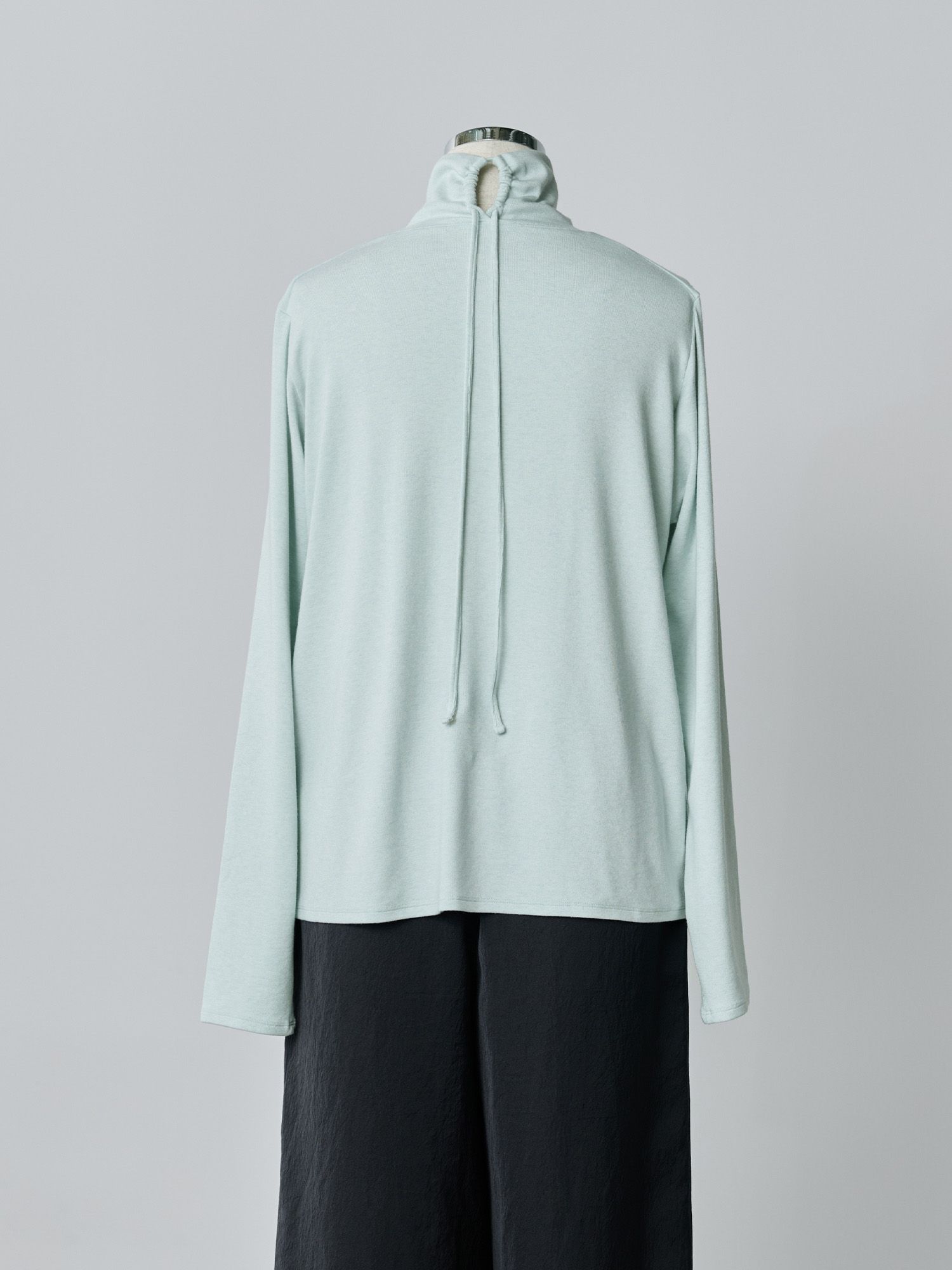 バックドロストハイネックトップス