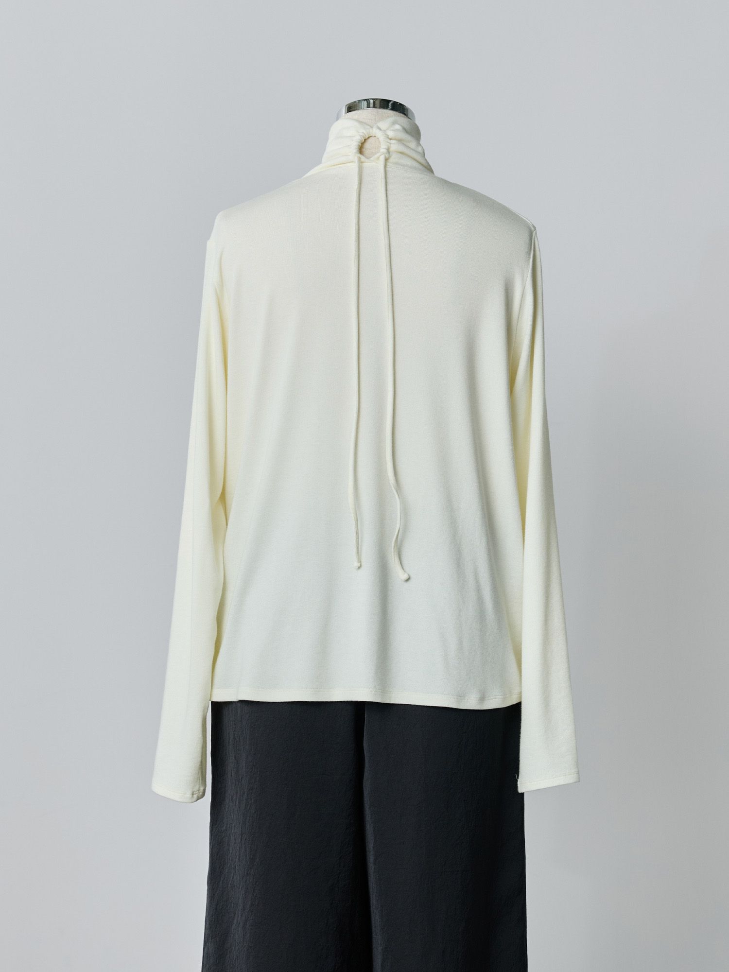 バックドロストハイネックトップス