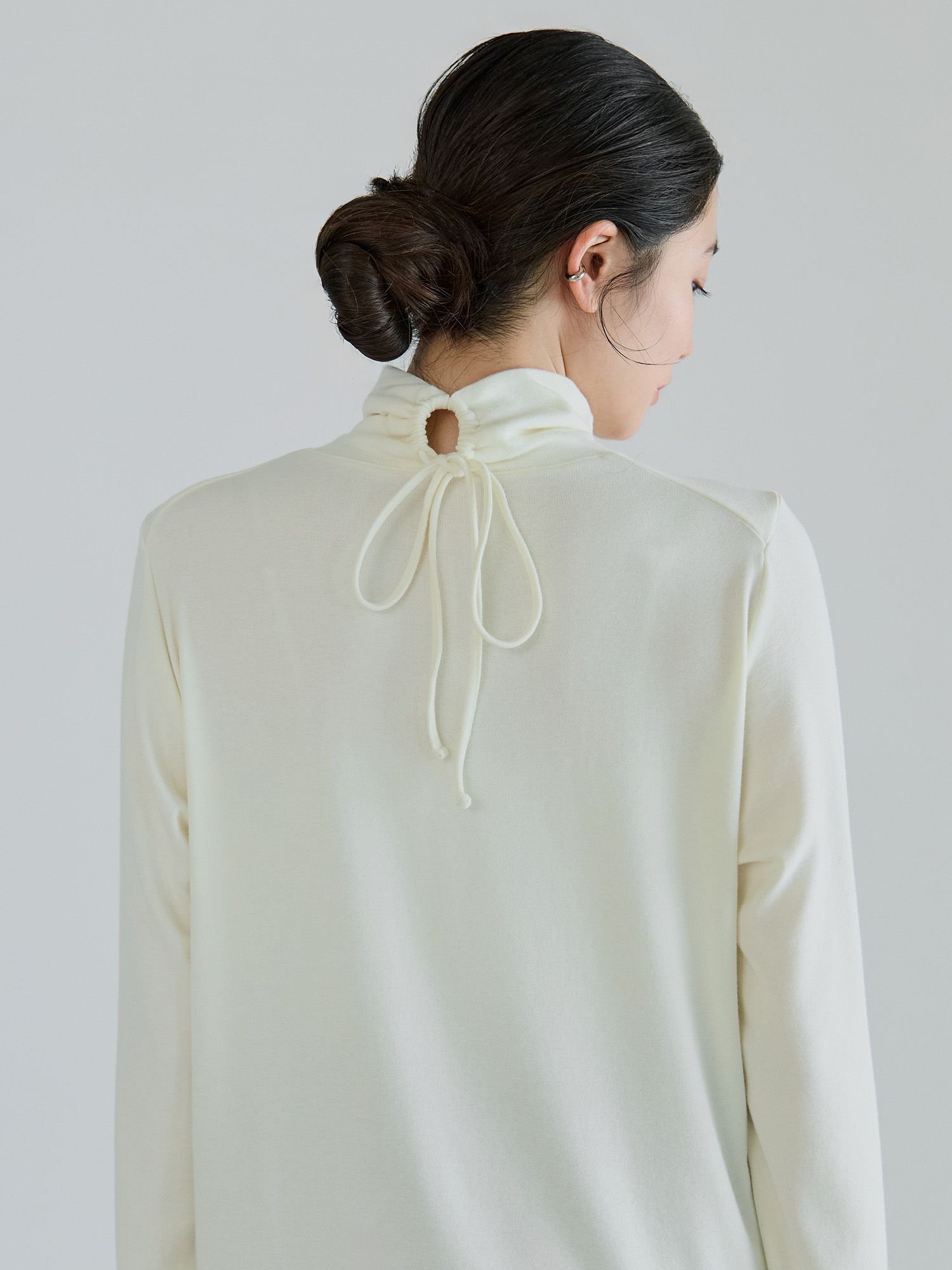 バックドロストハイネックトップス