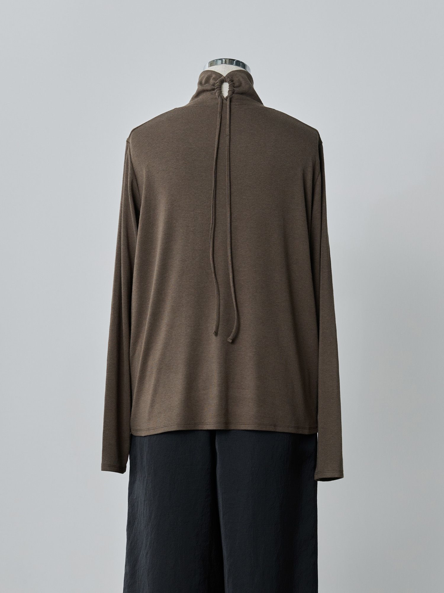 バックドロストハイネックトップス